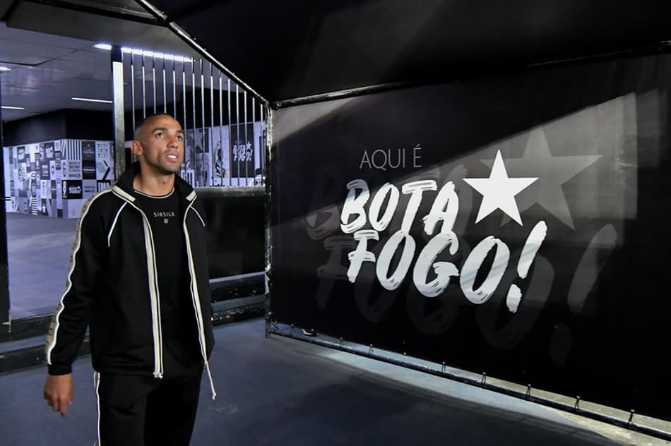 Fernando Marçal contrata personal para evoluir fisicamente antes da estreia com a camisa do Botafogo