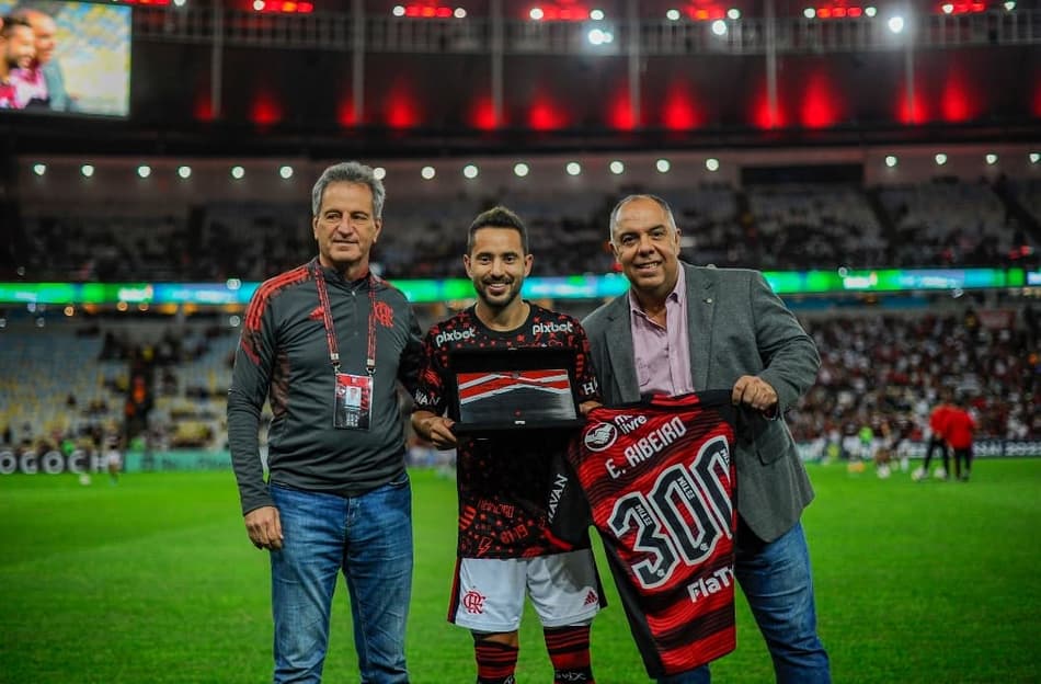 VÍDEO: Braz e Landim homenageiam jogador antes de partida do Flamengo