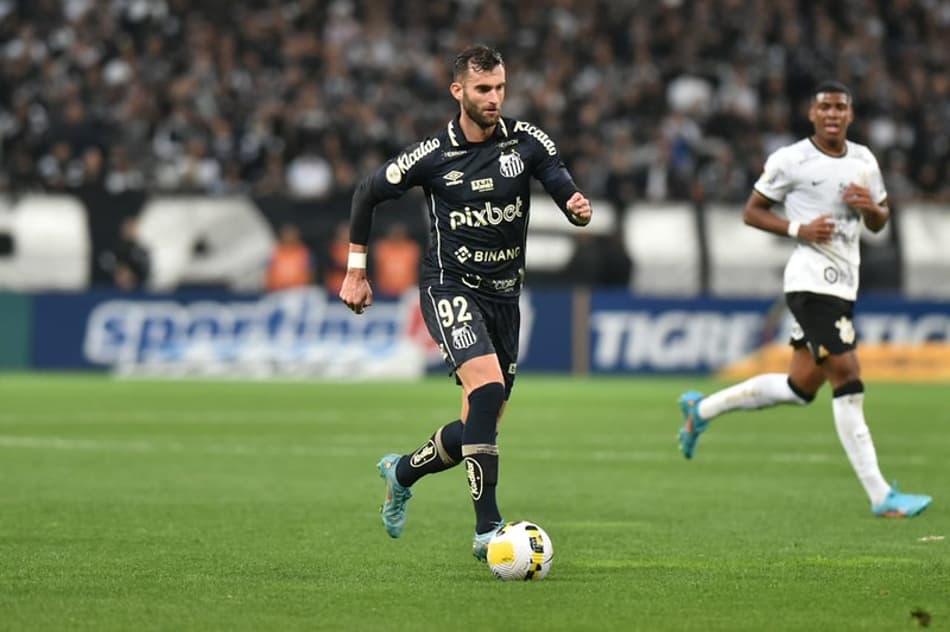 ATUAÇÕES: Léo Baptistão e dupla de zaga são os destaques do Santos no clássico