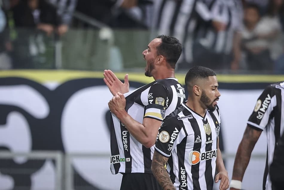 Réver ultrapassa Leonardo Silva e se torna zagueiro com mais gols na história do Brasileirão