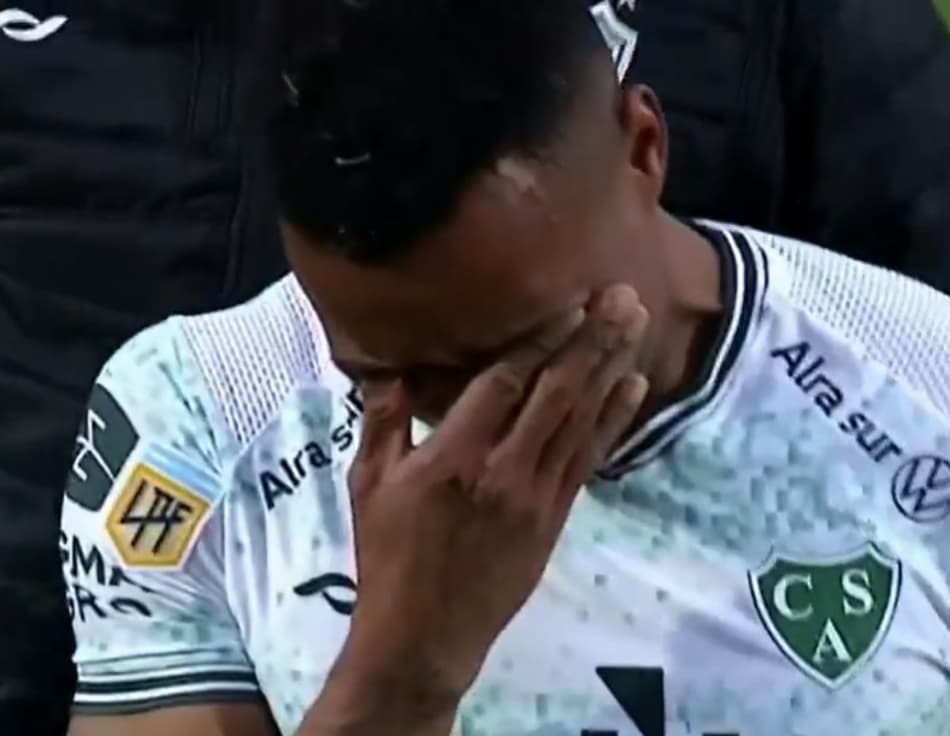 Aos prantos, jogador é substituído na Argentina sendo alvo de racismo