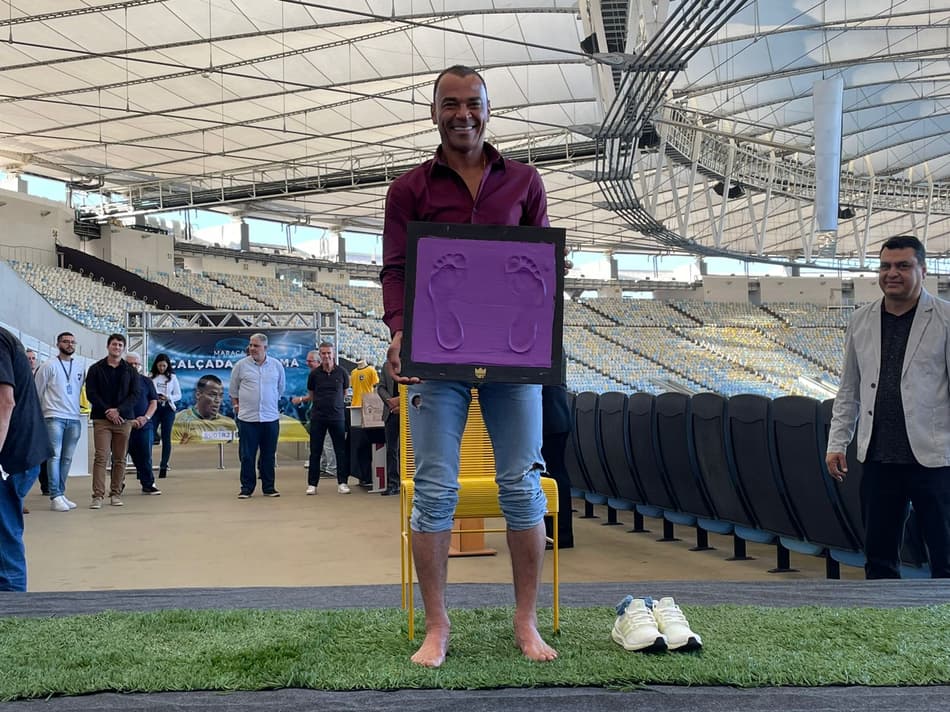 Cafu e Éder Aleixo eternizam pés na Calçada da Fama do Maracanã