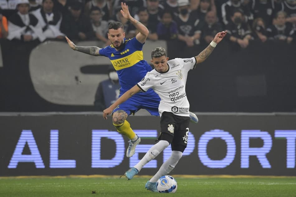 Corinthians x Boca Juniors: VAR vê exagero de Adson em lance de possível pênalti