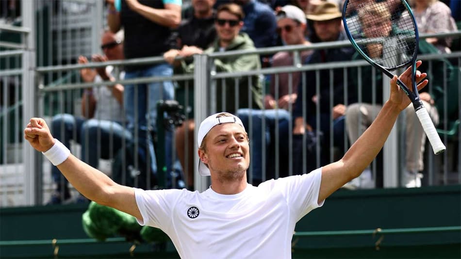 Tim van Rijthoven vibra em vitória histórica em Wimbledon
