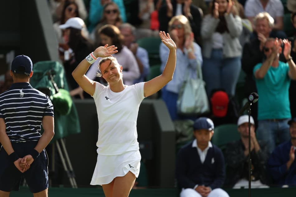 Kirsten Flipkens se despede do público em Wimbledon, após perder de Simona Halep
