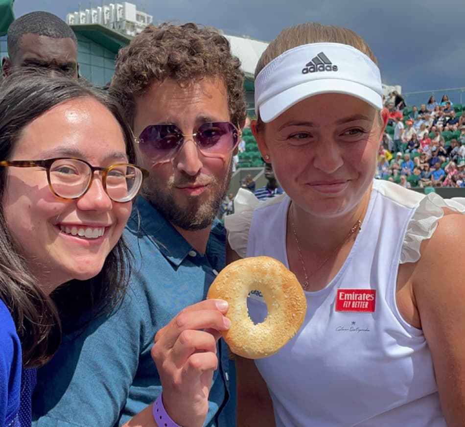 Jelena Ostapenko não contém o riso ao tirar foto inusitada com fã em Londres