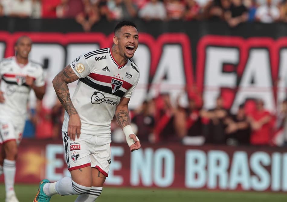 ATUAÇÕES: Luciano faz dois e é o destaque da vitória do São Paulo sobre o Atlético-GO