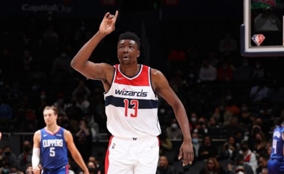 Lakers vence disputa e fecha contrato com Thomas Bryant