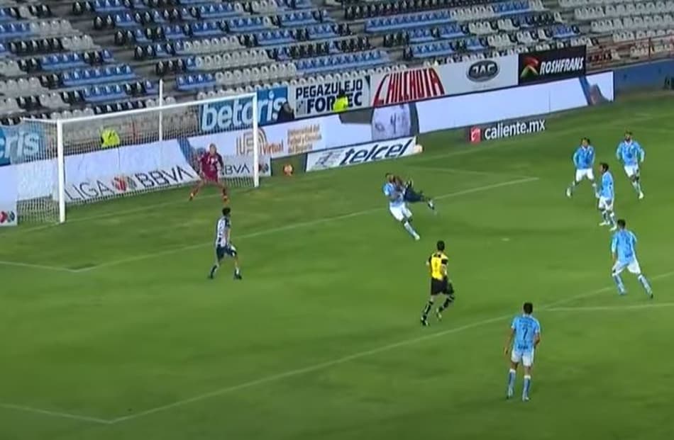 Atacante viraliza na internet com gol épico; assista