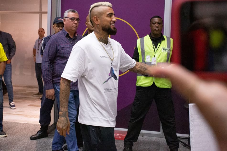 Vidal no Rio! Veja imagens da chegada do próximo reforço do Flamengo