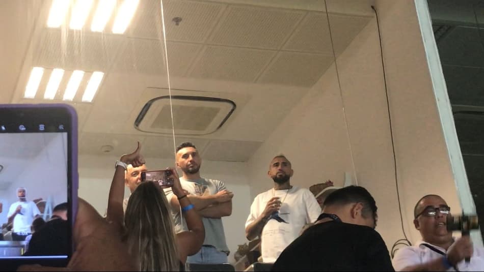 VÍDEO: Arturo Vidal assiste ao jogo do Flamengo no Maracanã