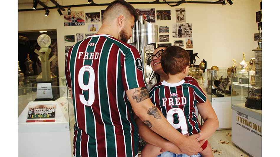 Em nome de Fred: torcedores eternizam ídolo do Fluminense na pele e no RG
