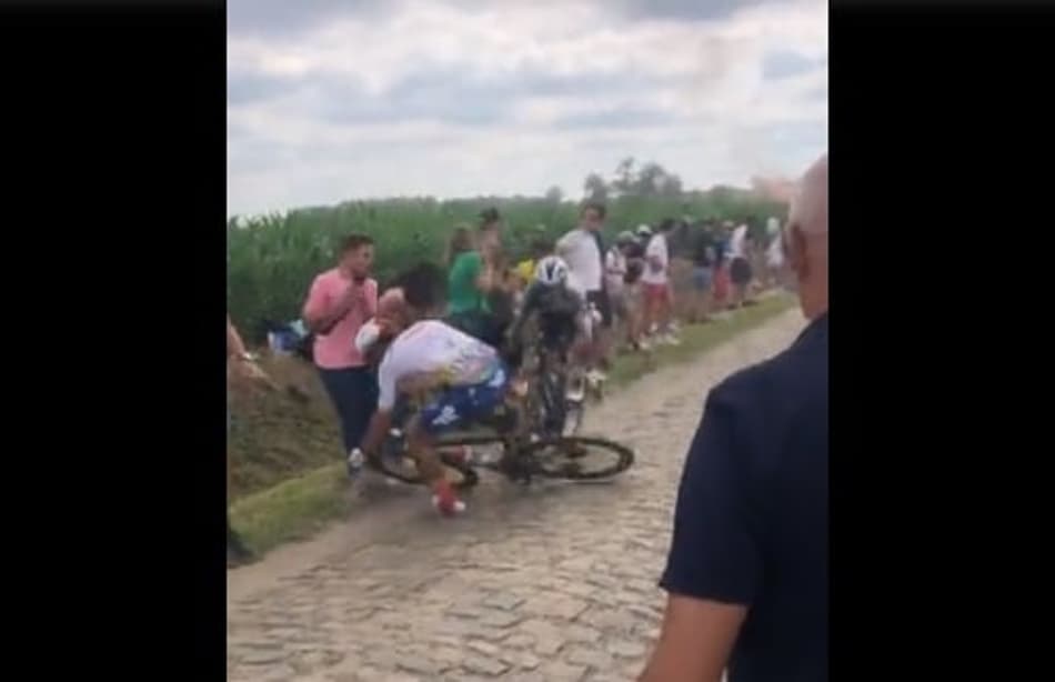 Vídeo: Ciclista sofre grave acidente e fratura pescoço no Tour de France