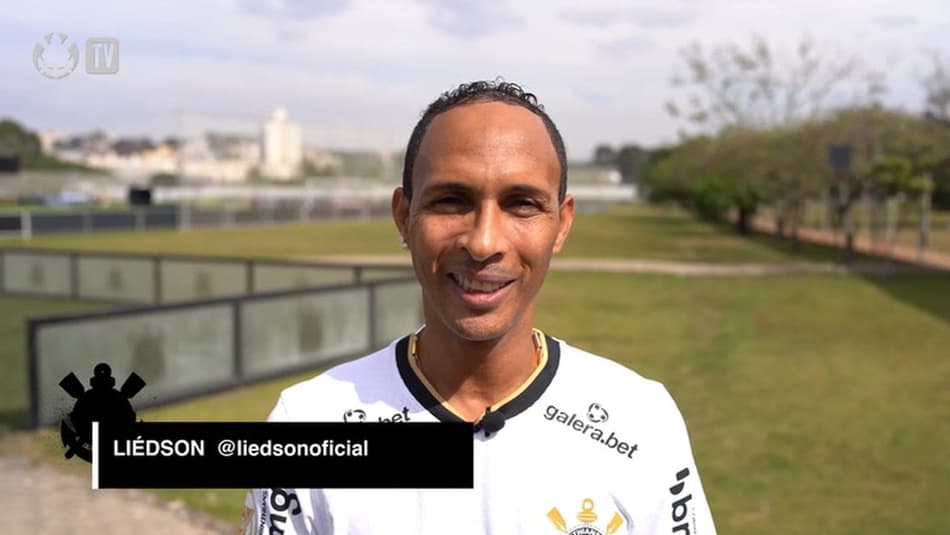 Liédson visita CT do Corinthians 10 anos após despedida e relembra título com Vítor Pereira