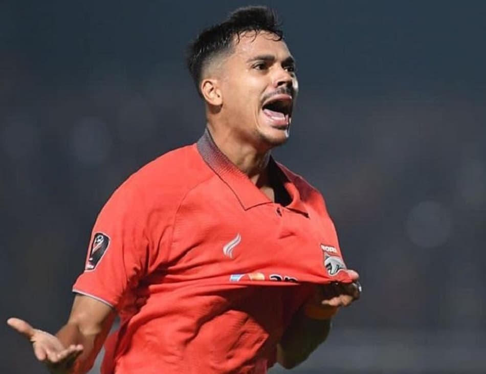 Ex-Fluminense marca duas vezes e assume artilharia na Indonésia