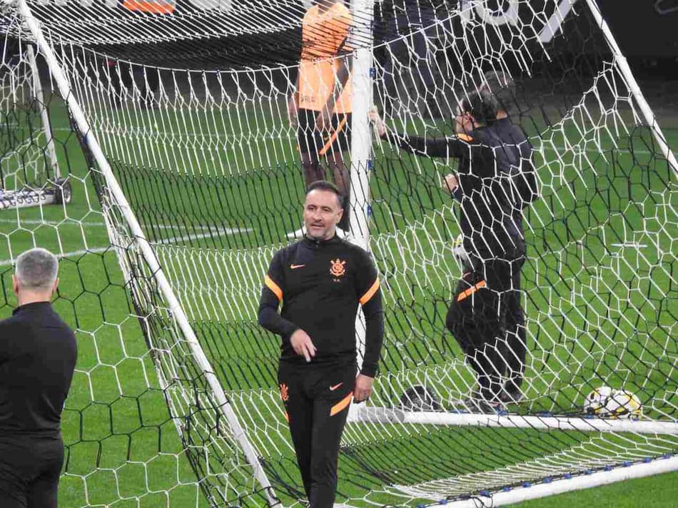 Entre observações e aplausos: como foi o treino aberto do Corinthians para Vítor Pereira