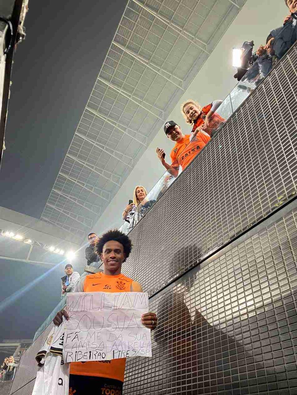 Fã mirim de Willian presenteia o jogador e consegue camisa do meia do Corinthians