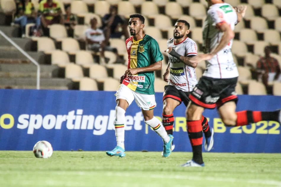 Com dois de Poveda, Sampaio Corrêa vence Ituano e se afasta do Z4 da Série B