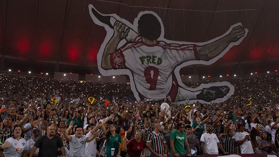 Com show de luzes, torcida do Fluminense faz mosaico gigante na despedida de Fred