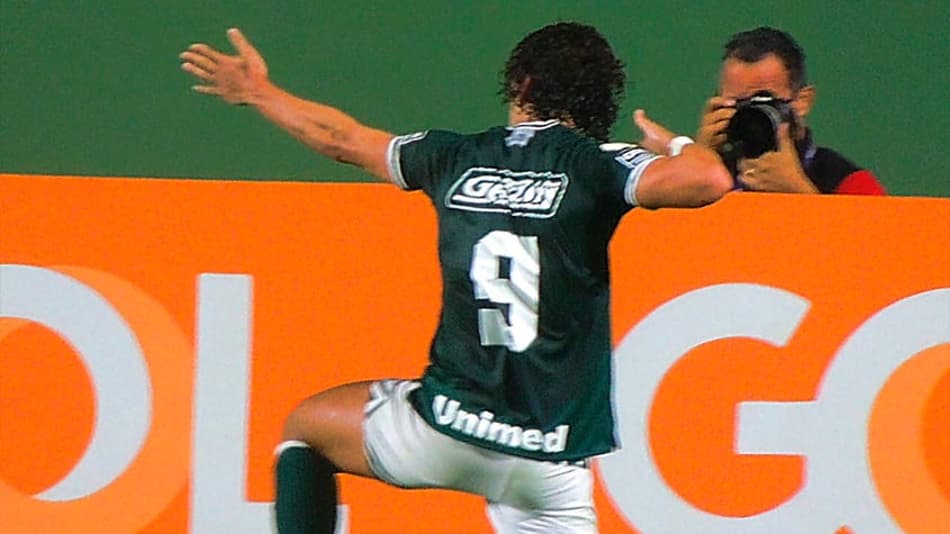 Goiás vence Athletico-PR na Serrinha e respira no Brasileirão
