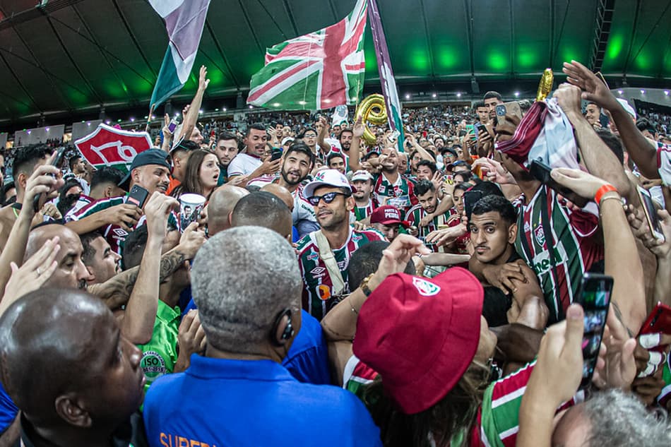 Fred cumpre promessa e entra na arquibancada para ficar com torcida do Fluminense