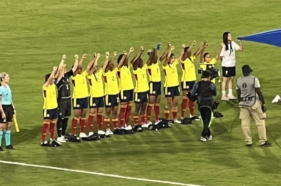 Copa América Feminina: seleção colombiana realiza protesto