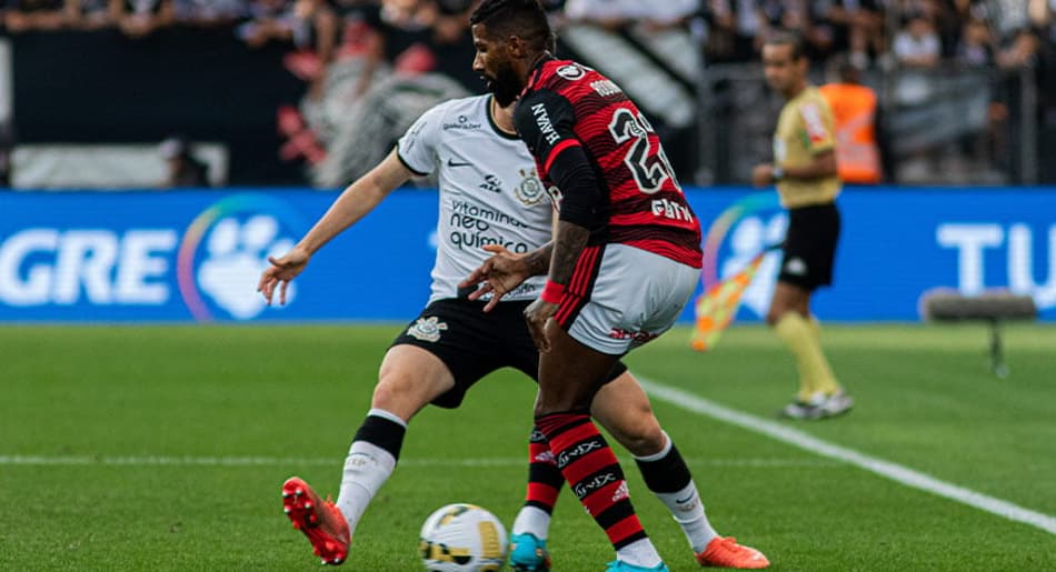 Com gol contra de Rodinei, Corinthians bate o Flamengo na prévia do encontro pela Libertadores