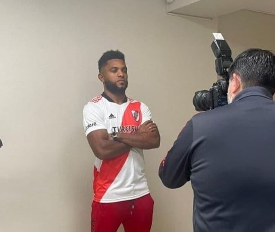 Vaza imagem de Miguel Borja com a camisa do River Plate