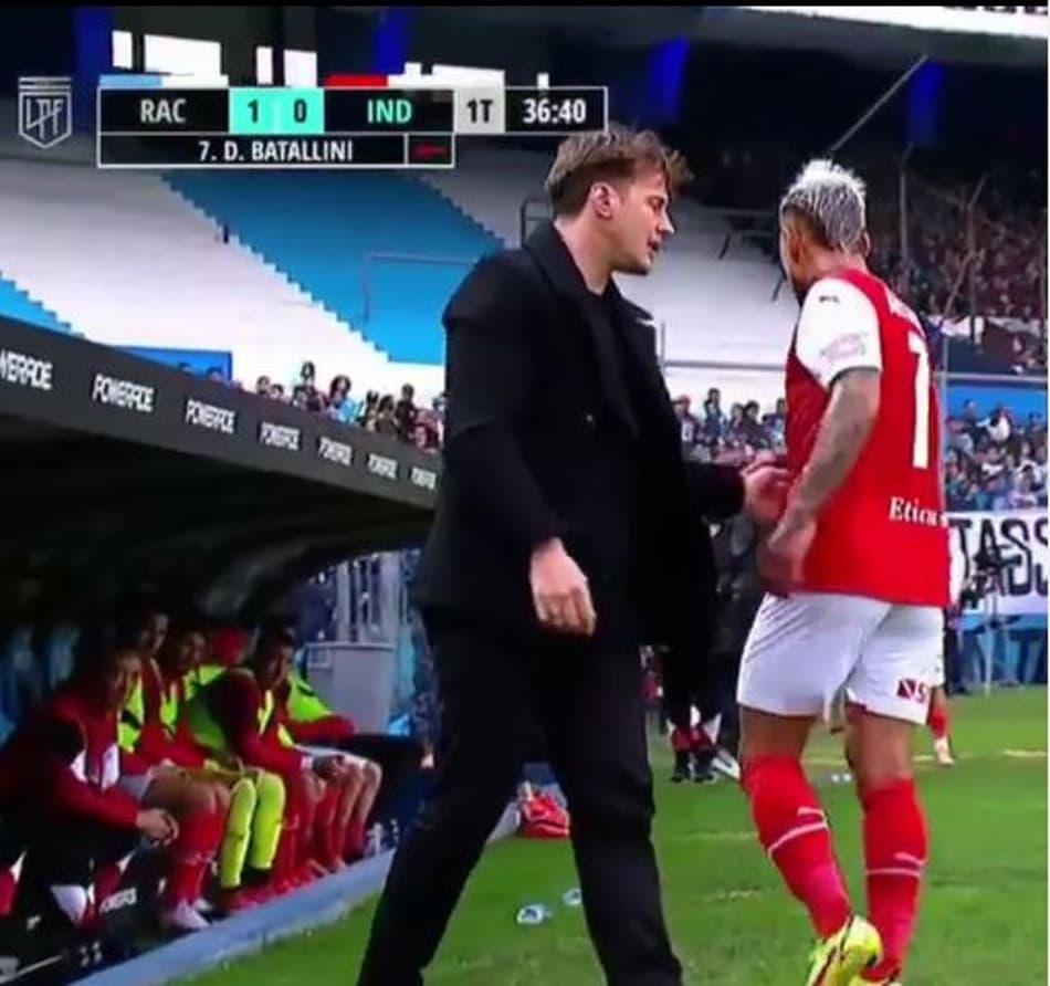 Jogador sai de campo irritado após ser substituído na etapa inicial; assista