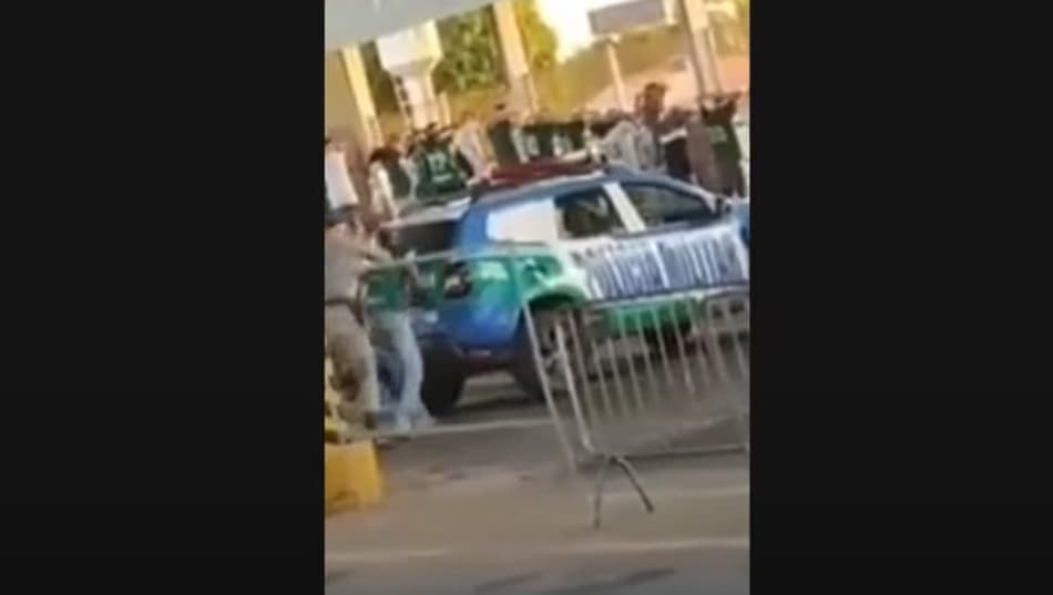 PM empurra rosto de torcedor do Goiás contra viatura e quebra vidro
