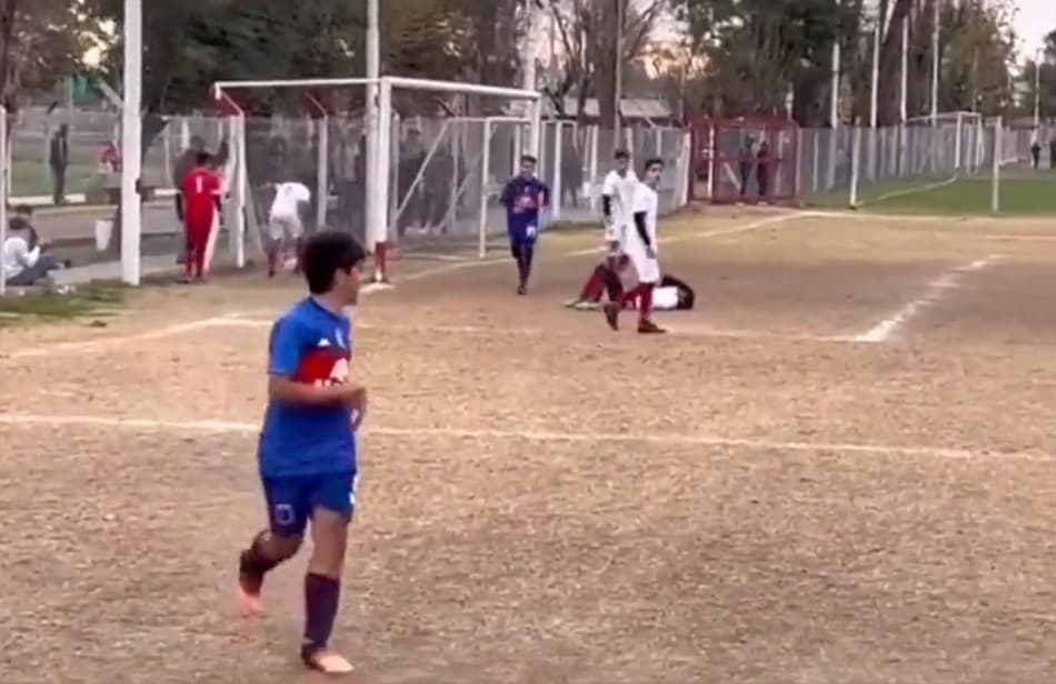 Filho de Agüero, neto de Maradona e afilhado de Messi: Benjamin marca golaço em jogo da base