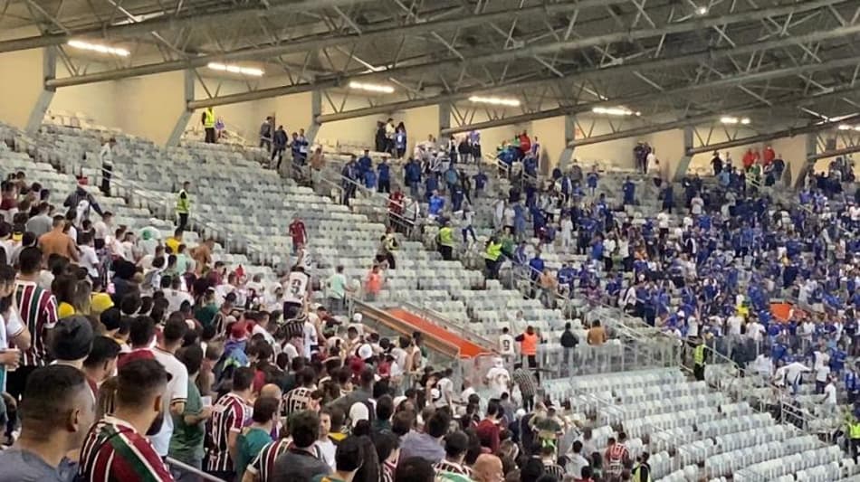 Torcidas de Fluminense e Cruzeiro entram em conflito no Mineirão antes de jogo da Copa do Brasil