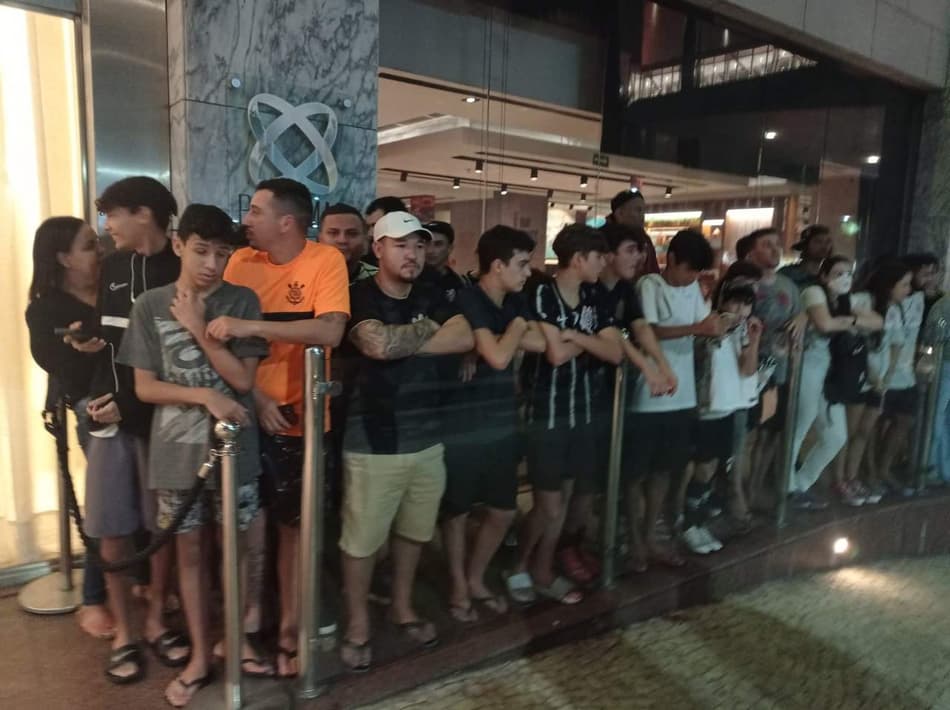 VÍDEO: torcida do Corinthians marca presença em Santos, antes de clássico pela Copa do Brasil