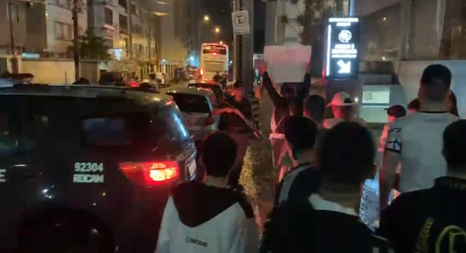 Corinthians chega a Santos com forte repressão policial contra torcedores e delegação isolada