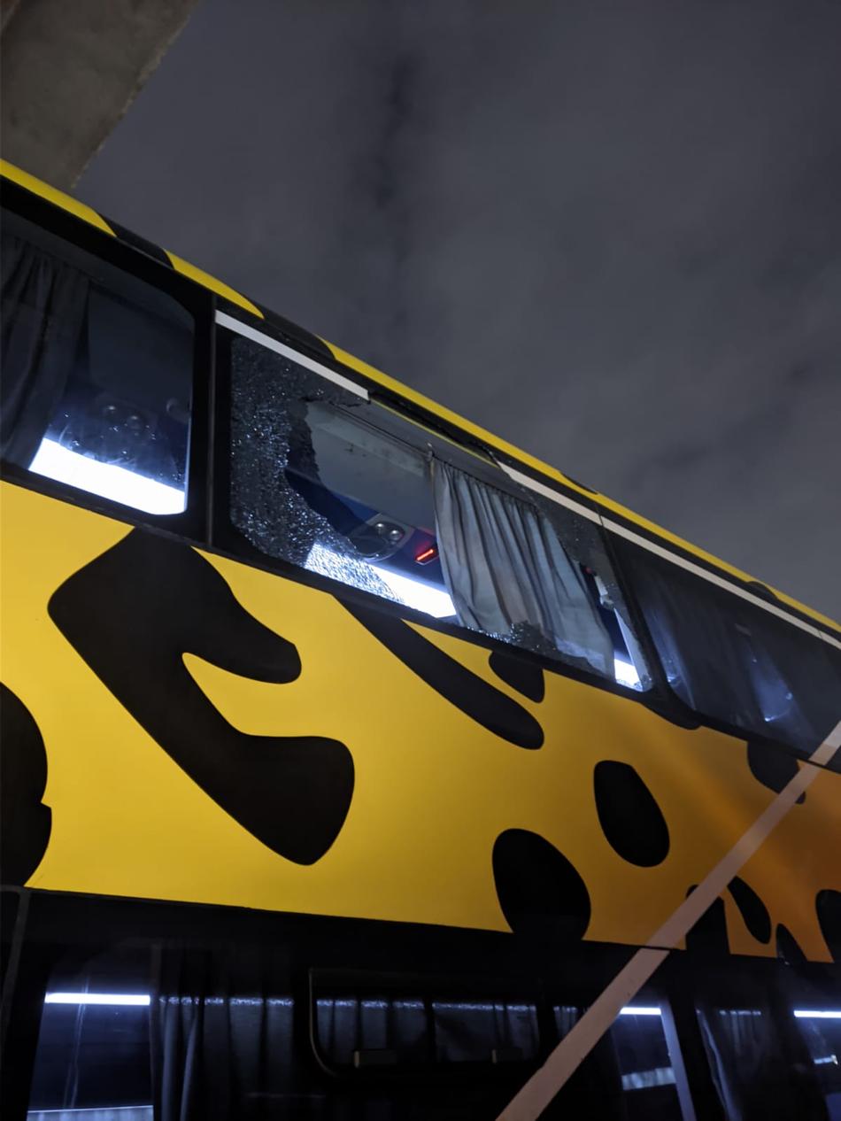 Ônibus do Atlético-MG é apedrejado na chegada ao Maracanã para jogo contra o Flamengo