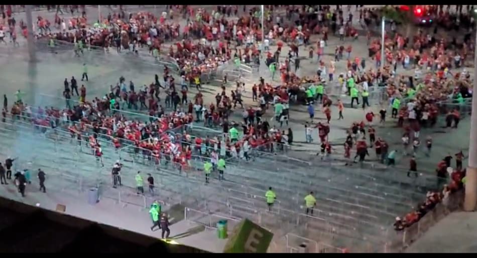Torcedores invadem o Maracanã antes de Flamengo x Atlético-MG