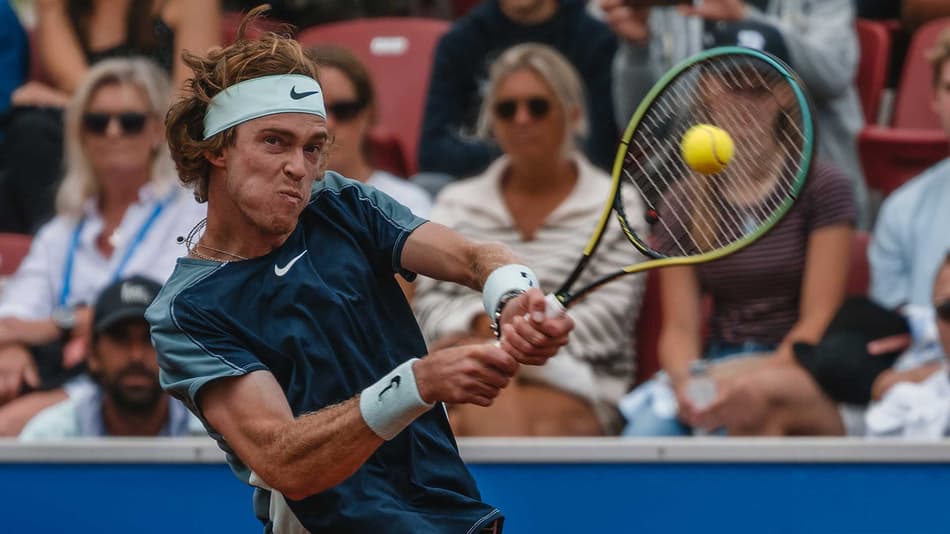 Andrey Rublev em vitória contra Federico Coria em Bastad