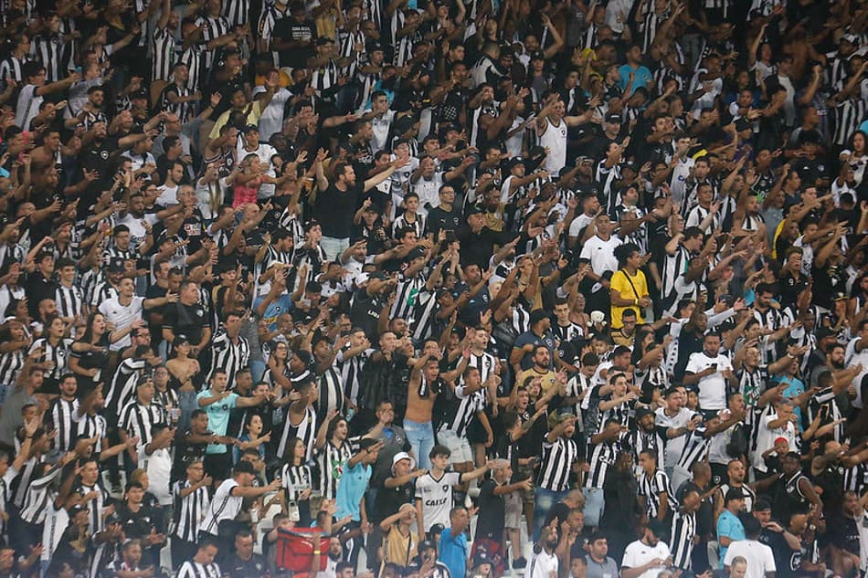 Torcida do Botafogo protesta e xinga Luís Castro após eliminação na Copa do Brasil
