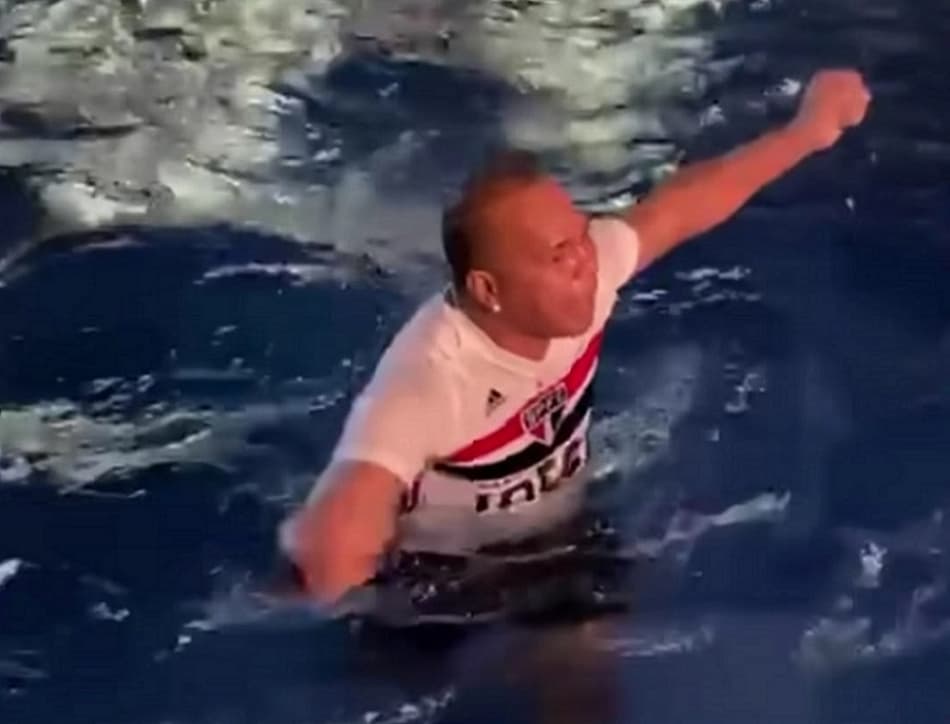 Aloisio Chulapa se joga na piscina após São Paulo se classificar na Copa do Brasil contra o Palmeiras