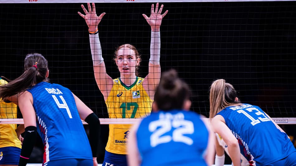 Julia Bergmann celebra classificação da Seleção Brasileira à final da Liga das Nações de Vôlei