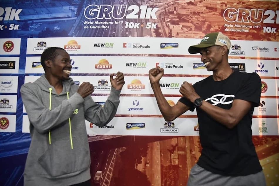 Saidi Makula (à esquerda) e Giovani dos Santos vão se enfrentar na Meia Maratona de Guarulhos, neste domingo (Divulgação)