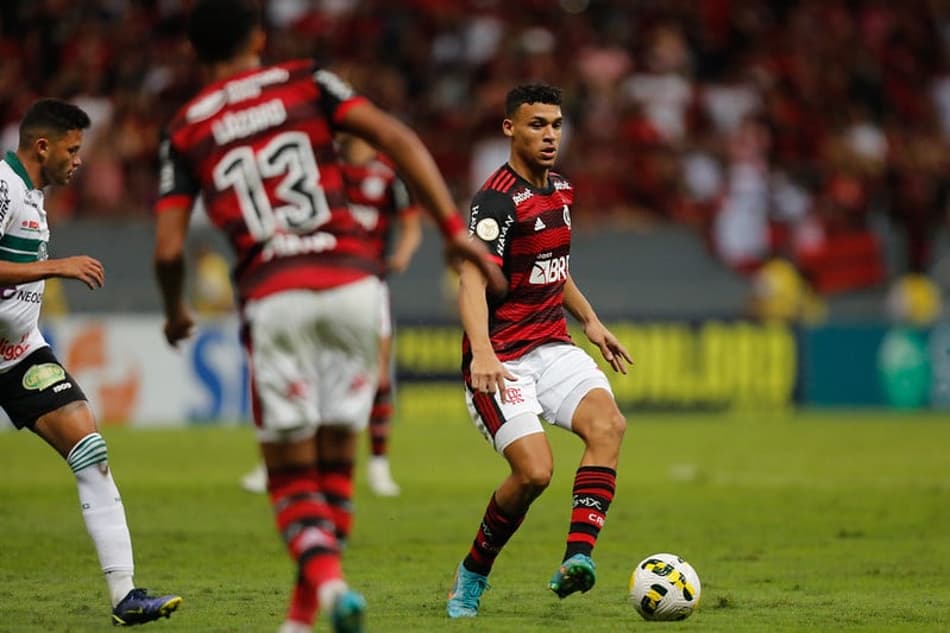 Aos 18 anos, Victor Hugo celebra bom momento, renovação e sequência no Flamengo: ‘Sempre foi meu sonho’