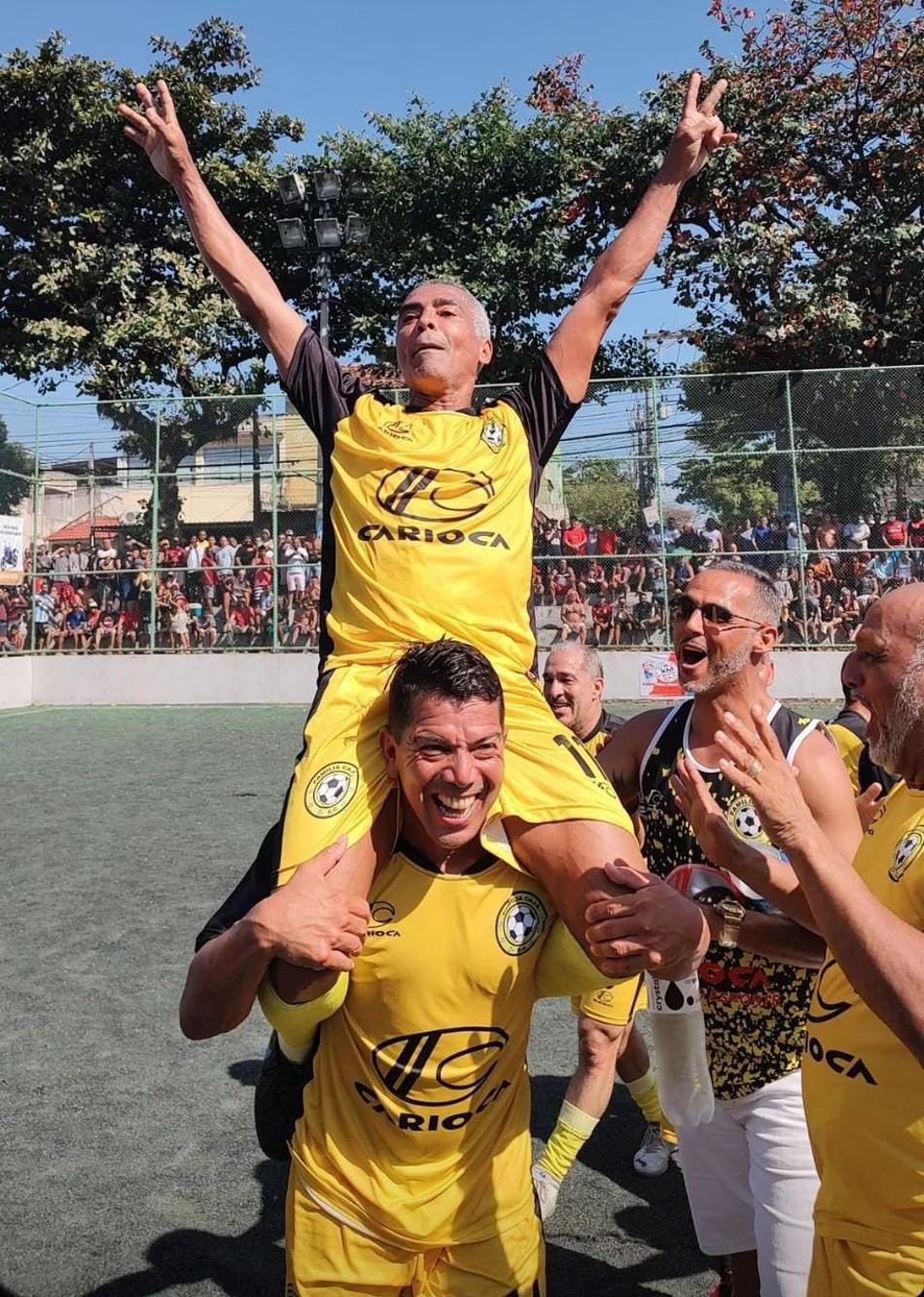 VÍDEO: Aposentado, Romário decide e se consagra campeão de torneio amador