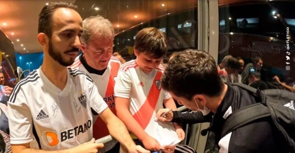 Momento fofura! Torcedor mirim do River faz pedido inusitado para Nacho Fernández; confira