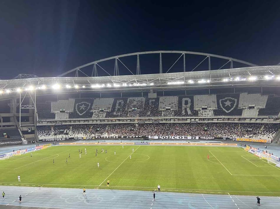 Nervosismo e impaciência são os tons da torcida do Botafogo na derrota para o Atlético-MG