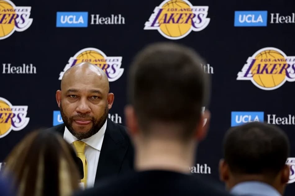 Woj indica três opções de trocas para o Lakers