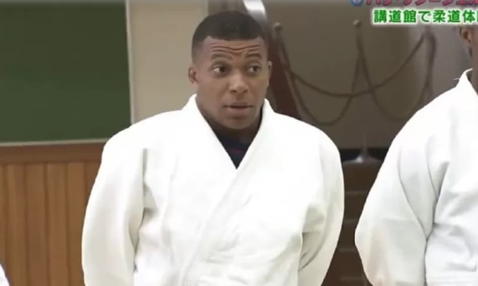 VÍDEO: Mbappé sobe em tatame no Japão e se assusta com finalização no judô