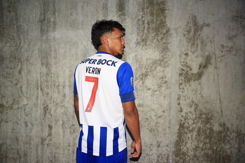 LANCE! Rápido: Gabriel Veron é apresentado no Porto, Luís Henrique veste a camisa do Botafogo e mais!