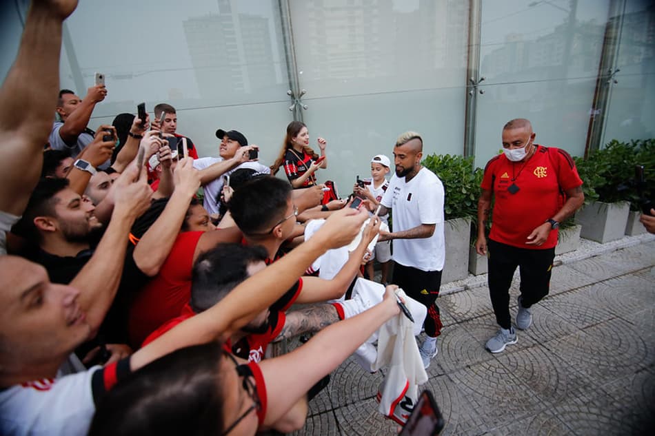 Festa da torcida e atenção dos jogadores: veja imagens da chegada do Flamengo ao hotel em Florianópolis