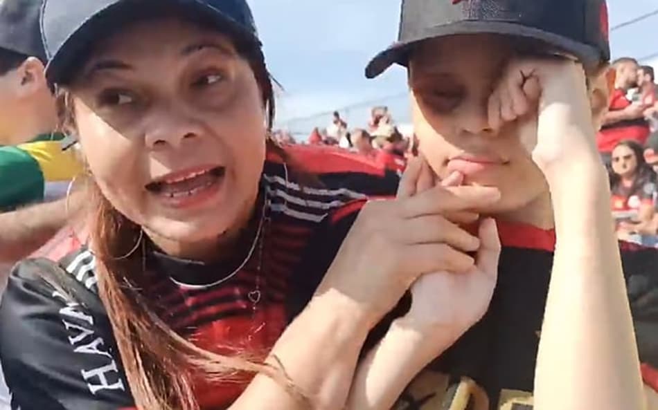 Mais que futebol! Mãe flamenguista narra jogo para filho deficiente visual